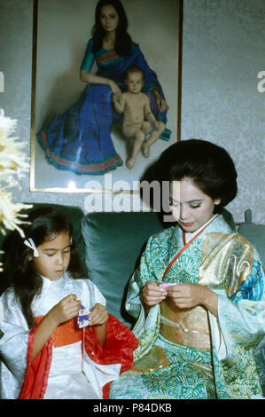 Ratna Sari Dewi Sukarno mit Tochter Kartika Carina, Frankreich 1970er Jahre. Ratna Sari Dewi Sukarno mit Tochter Kartika Carina, Frankreich 1970er Jahre. Stockfoto