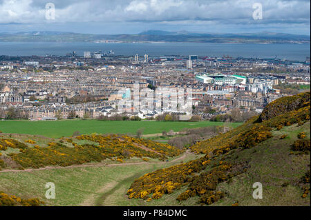 Blick auf Edinburgh City in Richtung Küstengebiet der Nordsee von Arthur's Seat, dem höchsten Punkt in Edinburgh Holyrood Park, Schottland, Großbritannien Stockfoto