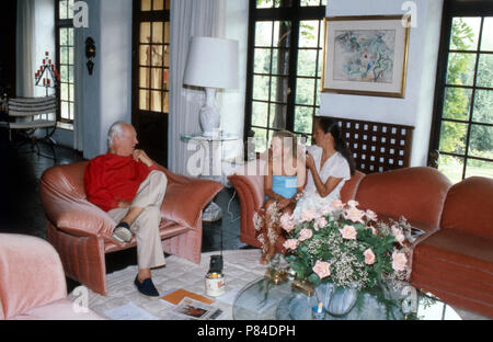 Wis Curd Jürgens mit Ehefrau Christine und Tochter Miriam im türkeirundreise in Saint Paul de Vence, Frankreich 1978. Schauspieler Curd Jürgens mit seiner Frau Christine und Tochter Miriam im Sommer Urlaub in Saint Paul de Vence, Frankreich 1978. Stockfoto