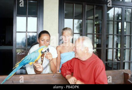 Wis Curd Jürgens mit Ehefrau Christine und Tochter Miriam im türkeirundreise in Saint Paul de Vence, Frankreich 1978. Schauspieler Curd Jürgens mit seiner Frau Christine und Tochter Miriam im Sommer Urlaub in Saint Paul de Vence, Frankreich 1978. Stockfoto