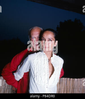 Wis Curd Jürgens mit Ehefrau Christine im türkeirundreise in Saint Paul de Vence, Frankreich 1978. Schauspieler Curd Jürgens mit seiner Frau Margie im Sommer Urlaub in Saint Paul de Vence, Frankreich 1978. Stockfoto