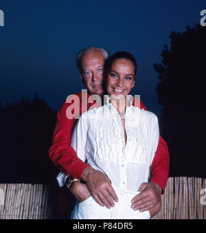 Wis Curd Jürgens mit Ehefrau Christine im türkeirundreise in Saint Paul de Vence, Frankreich 1978. Schauspieler Curd Jürgens mit seiner Frau Margie im Sommer Urlaub in Saint Paul de Vence, Frankreich 1978. Stockfoto