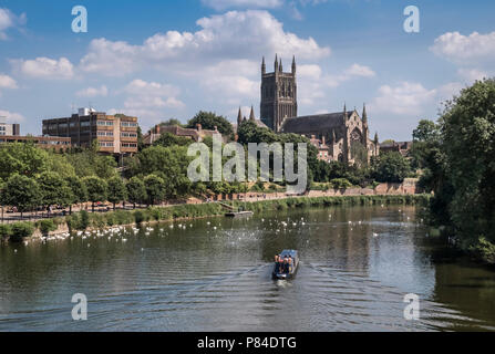 Ein lastkahn Segeln auf dem Fluss Severn durch die Stadt von Worcester, mit Worcester Kathedrale im Hintergrund, Worcestershire, West Midlands, England. Stockfoto