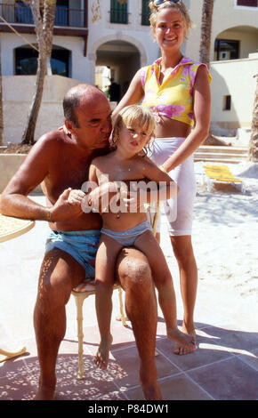 Fürst Johannes von Thurn und Taxis Ehefrau Gloria und Maria Theresia im Urlaub, 1986. Fürst Johannes von Thurn und Taxis Spaß Urlaub mit Frau Gloria und ihr Kind Maria Theresia im Urlaub, 1986. Stockfoto