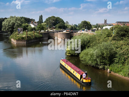 Ein binnenschiff nähern Diglis Fluss Lock, Teil des Flusses Severn Worcester Birmingham Canal, Worcester, Worcestershire, Großbritannien Stockfoto