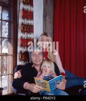 Gunter Sachs mit Ehefrau Mirja und Sohn Gunnar, Deutschland, Ca. 1975. Gunter Sachs mit seiner Frau Mirja und ihren Sohn Gunnar, Deutschland, Ca. 1975. Stockfoto