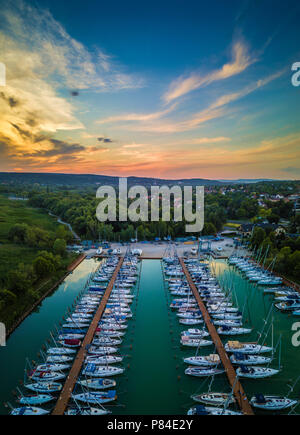 Balatonfuzfo, Ungarn - schönen Sonnenuntergang über Yachtcharter Marina am Balatonfuzfo Stockfoto