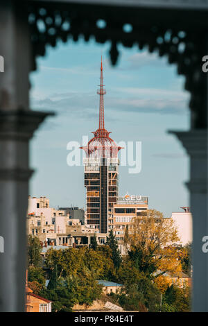 Tiflis, Georgien - Oktober 29, 2016: Stadtbild Blick durch den Rahmen der nationalen Lehre Universität SEU ist eine Hochschule. Stockfoto