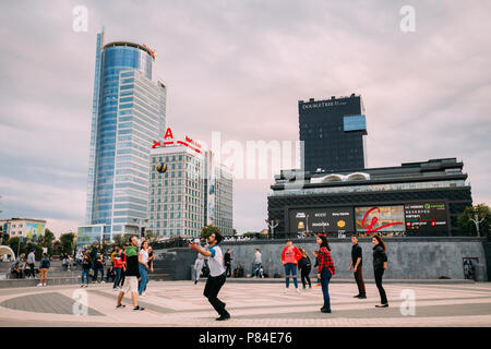 Minsk, Weißrussland - Juni 28, 2017: Jugendliche Ball spielen auf dem Hintergrund der Business Center Royal Plaza, Hotel Doubletree By Hilton und Einkaufszentrum Stockfoto