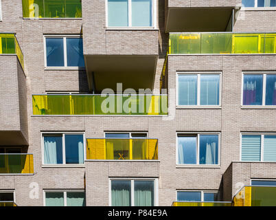 Amsterdam, Niederlande, 20. Juni 2018: Apartments mit gelben Balkone an der Zuidas auf der Benjamin Brittenstraat in Amsterdam, Niederlande. Stockfoto