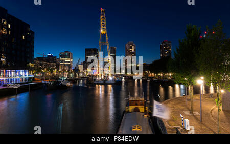 Rotterdam, Niederlande - 26. Juni 2018: Rotterdam am Leuvenhaven während der Nacht mit großer Kran auf dem Wasser. Stockfoto