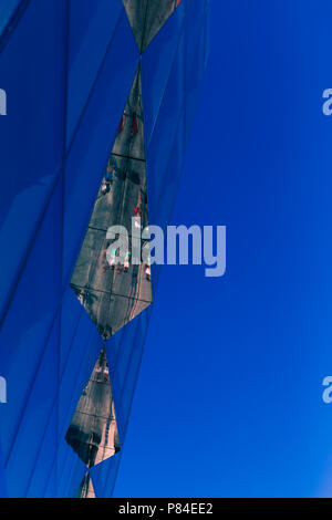 DUBLIN, Irland - 30. Juni 2018: Detail der gläsernen Gebäude im Stadtzentrum von Dublin, in der King Street mit Fußgängern auf es wider Stockfoto