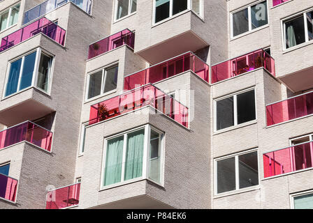 Amsterdam, Niederlande, 20. Juni 2018: Die Apartments im Zuidas auf der Benjamin Brittenstraat in Amsterdam mit roten Balkone. Stockfoto