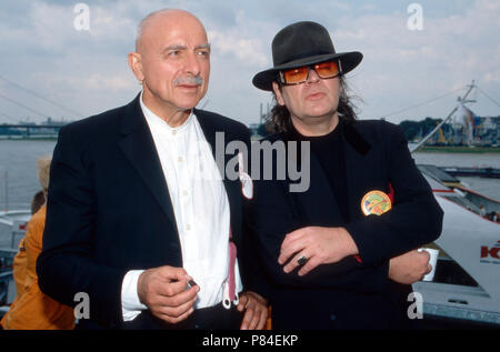 Sänger Udo Lindenberg (rechts) und Künstler Jörg Immendorff bei der Jazz Rallye in Düsseldorf, Deutschland 2001. Sänger Udo Lindenberg (rechts) und Künstler Jörg Immendorff, die Jazz Rallye Duesseldorf, Deutschland 2001. Stockfoto