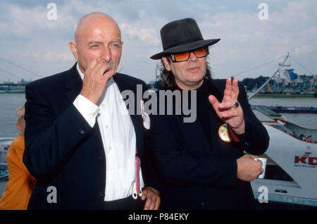 Sänger Udo Lindenberg (rechts) und Künstler Jörg Immendorff bei der Jazz Rallye in Düsseldorf, Deutschland 2001. Sänger Udo Lindenberg (rechts) und Künstler Jörg Immendorff, die Jazz Rallye Duesseldorf, Deutschland 2001. Stockfoto