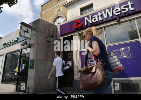 Menschen gehen vorbei an den Zweigen der NatWest und Lloyds Banken in Notting Hill London Stockfoto