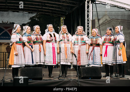 Prag, Tschechische Republik - 23 September, 2017: Frauen Gruppe in Nationale Kleidung, die Volkslieder Während beliebte In Prag Folk Folklore Festival Stockfoto