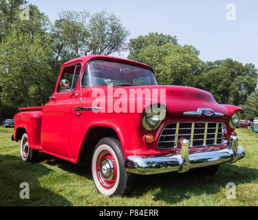 GROSSE POINTE SHORES, MI/USA - Juni 17, 2018: 1956 Chevrolet 3100 Pickup Truck am EyesOn Design Show, bei der Edsel und Eleanor Ford House statt. Stockfoto