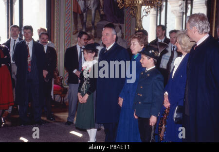 Der ehemalige sowjetische Staatspräsident Michail Gorbatschow mit Ehefrau Raissa zu 206 in Lechbruck am See, ganz rechts Edmund Stoiber, Deutschland 1992. Der ehemalige sowjetische Präsident Michail Gorbatschow und seiner Frau Raissa, Steingaden, rechts: Edmund Stoiber, Deutschland 1992. Stockfoto