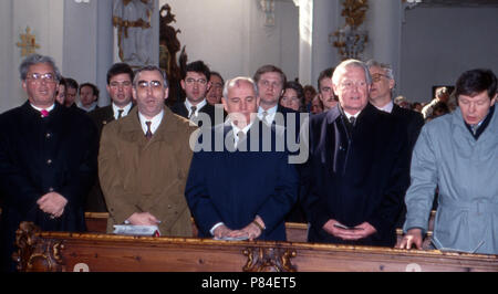 Der ehemalige sowjetische Staatspräsident Michail Gorbatschow bei Theo Waigel (links) und Gerhard Stoltenberg bei seinem 206 in Lechbruck am See, Deutschland 1992. Der ehemalige sowjetische Präsident Michail Gorbatschow zwischen Theo Waigel (links) und Gerhard Stoltenbeg in Lechbruck am See, Deutschland 1992. Stockfoto