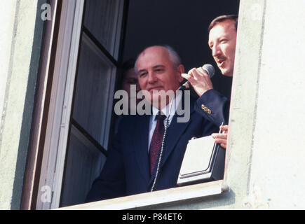 Der ehemalige sowjetische Staatspräsident Michail Gorbatschow mit Ehefrau Raissa zu 206 in Lechbruck am See, Deutschland 1992. Der ehemalige sowjetische Präsident Michail Gorbatschow und seiner Frau Raissa, Lechbruck am See, Deutschland 1992. Stockfoto