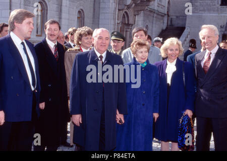 Der ehemalige sowjetische Staatspräsident Michail Gorbatschow mit Ehefrau Raissa zu 206 in Lechbruck am See, ganz rechts Edmund Stoiber, Deutschland 1992. Der ehemalige sowjetische Präsident Michail Gorbatschow und seiner Frau Raissa, Steingaden, rechts: Edmund Stoiber, Deutschland 1992. Stockfoto