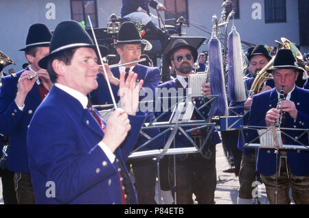 Bayerische Blaskapelle als der ehemalige sowjetische Staatspräsident Michail Gorbatschow mit Ehefrau Raissa zu 206 in Lechbruck am See, Deutschland 1992. Bayerische marching band an der ehemalige sowjetische Präsident Michail Gorbatschows Besuch in Lechbruck am See, Deutschland 1992. Stockfoto