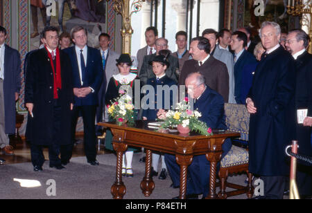 Der ehemalige sowjetische Staatspräsident Michail Gorbatschow mit Ehefrau Raissa zu 206 in Steingaden, dsub Edmund Stoiber, Deutschland 1992. Der ehemalige sowjetische Präsident Michail Gorbatschow und seiner Frau Raissa, Steingaden, rechts: Edmund Stoiber, Deutschland 1992. Stockfoto