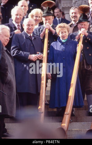 Der ehemalige sowjetische Staatspräsident Michail Gorbatschow mit Ehefrau Raissa zu 206 in Lechbruck am See, 2. Reihe links: Edmund Stoiber mit Ehefrau, Deutschland 1992. Der ehemalige sowjetische Präsident Michail Gorbatschow und seiner Frau Raissa, Steingaden, 2. Reihe links: Edmund Stoiber, Deutschland 1992. Stockfoto