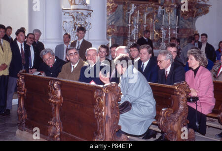 Der ehemalige sowjetische Staatspräsident Michail Gorbatschow neben Theo Waigel (links) zu 206 in Lechbruck am See, Deutschland 1992. Der ehemalige sowjetische Präsident Michail Gorbatschow neben Theo Waigel (links) in Lechbruck am See, Deutschland 1992. Stockfoto