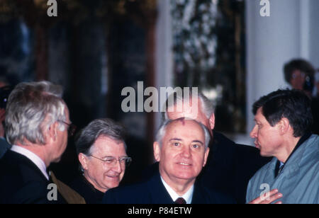 Der ehemalige sowjetische Staatspräsident Michail Gorbatschow mit Ehefrau Raissa zu 206 in Lechbruck am See, Deutschland 1992. Der ehemalige sowjetische Präsident Michail Gorbatschow und seiner Frau Raissa, Lechbruck am See, Deutschland 1992. Stockfoto