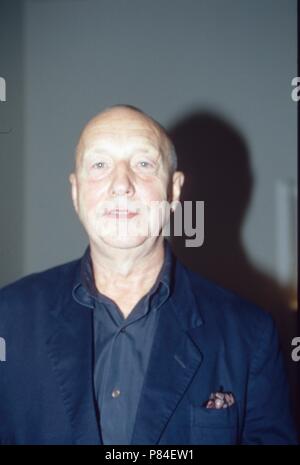 Der deutsche Maler Georg Baselitz bei einer Ausstellung seiner Werke in Düsseldorf, Deutschland 2003. Deutsche Malerei Künstler Georg Baselitz auf einer Ausstellung seiner Kunst in Düsseldorf, Deutschland 2003. Stockfoto