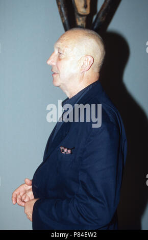 Der deutsche Maler Georg Baselitz bei einer Ausstellung seiner Werke in Düsseldorf, Deutschland 2003. Deutsche Malerei Künstler Georg Baselitz auf einer Ausstellung seiner Kunst in Düsseldorf, Deutschland 2003. Stockfoto