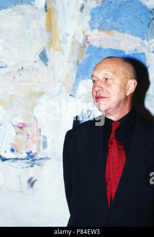 Der deutsche Maler Georg Baselitz bei einer Ausstellung seiner Werke in Düsseldorf, Deutschland 2003. Deutsche Malerei Künstler Georg Baselitz auf einer Ausstellung seiner Kunst in Düsseldorf, Deutschland 2003. Stockfoto