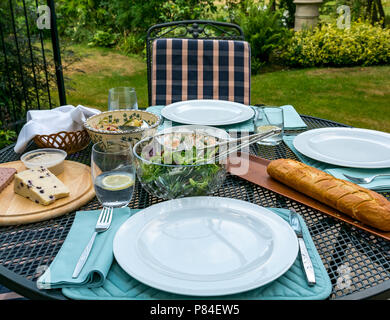 Garten Terrasse Tisch für das Abendessen mit Salat, Käse und Baguette, London, England, Großbritannien Stockfoto