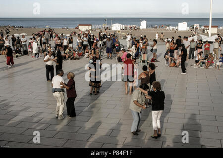 Ältere Menschen tanzen im Freien am Strand in Mar del Plata, Argentinien Stockfoto