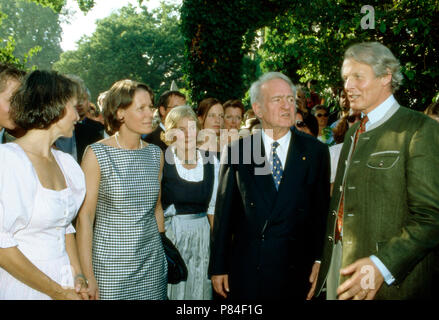 Bundespräsidenten Johannes Rau und Ehefrau Christina zu 206 bei Anton Wolfgang Graf von Faber-Castell in Stein bei Nürnberg, 2003. Bundespräsident Johannes Rau und seine Frau Christina, Anton Wolfgang Graf von Faber Castell in Stein bei Nürnberg, Deutschland 2003. Stockfoto