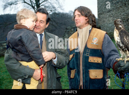 Alexander Fürst zu Sayn-Wittgenstein-Sayn (links mit-Art) in Bendorf, Deutschland 2003. Alexander Prinz zu Sayn Wittgenstein Sayn (links, mit Kind) in Bendorf, Deutschland 2003. Stockfoto