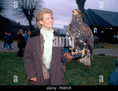 Gabriela Fürstin zu Sayn-Wittgenstein-Sayn hält einen Adler auf dem Arm in Bendorf, Deutschland 2003. Gabriela Prinzessin von Sayn Sayn Wittgenstein Holding einen Adler an Bendorf, Deutschland 2003. Stockfoto