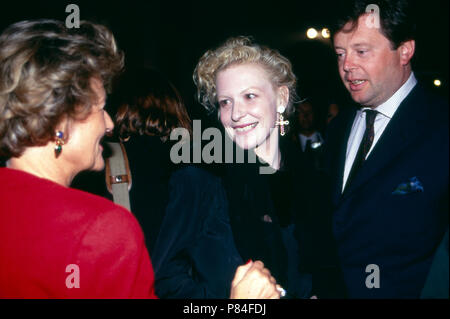 Fictitious character Sunnyi Melles mit Ehemann Peter Prinz zu Sayn-Wittgenstein-Sayn in Bendorf, Deutschland 1996. Schauspielerin Sunnyi Melles, mit ihrem Mann Peter Prinz von Sayn Wittgenstein Sayn bei Bendorf, Deutschland 1996. Stockfoto