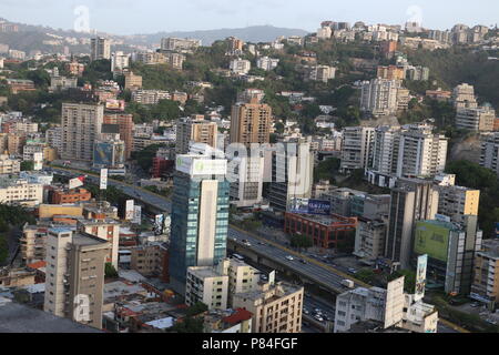 Colinas de Bello monte und Valle Arriba von Sabana Grande Business District in Caracas Venezuela. Marcos Kirschstein und Vicente Quintero. 2018 Stockfoto