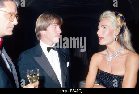 V. l. Friedrich Christian Flick, Mick Leopold Poldi Prinz von Bayern und Donatella-flick bei der Hochzeit von Anton Wolfgang Graf von Faber-Castell in Stein bei Nürnberg, Deutschland 1987. L-R: Friedrich Christian Flick, Mick Leopold Poldi Prinz von Bayern und Donatella-flick bei der Hochzeit von Anton Wolfgang Graf von Faber Castell in Stein bei Nürnberg, Deutschland 1987. Stockfoto