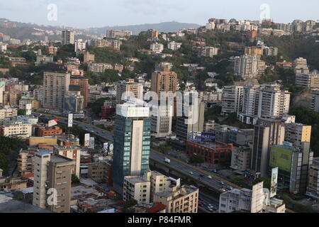 Colinas de Bello monte und Valle Arriba von Sabana Grande Business District in Caracas Venezuela. Marcos Kirschstein und Vicente Quintero. 2018 Stockfoto