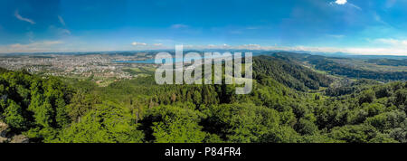 Panoramablick über Zürich, den See und die Alpen von oben auf dem Uetliberg Berg, von der Aussichtsplattform auf Turm auf dem Mt. Uetliberg, Schweiz, Europ. Stockfoto