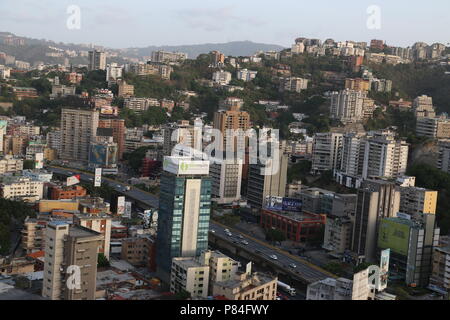 Colinas de Bello monte und Valle Arriba von Sabana Grande Business District in Caracas Venezuela. Marcos Kirschstein und Vicente Quintero. 2018 Stockfoto