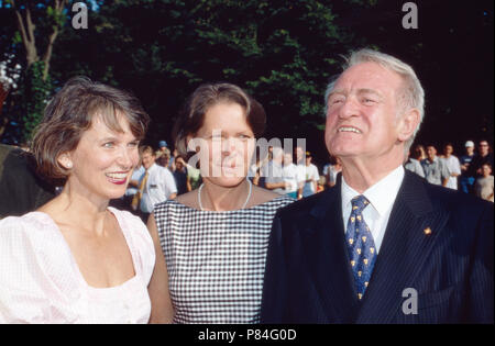 Bundespräsidenten Johannes Rau und Ehefrau Christina zu 206 bei Maria Gräfin von Faber-Castell in Stein bei Nürnberg, 2003. Bundespräsident Johannes Rau und seine Frau Christina, Maria Gräfin von Faber Castell in Stein bei Nürnberg, Deutschland 2003. Stockfoto