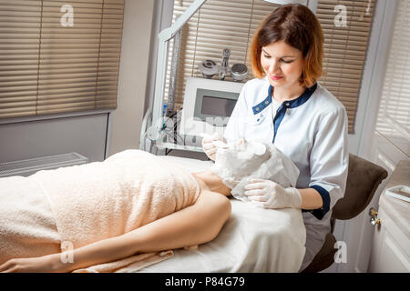 Frau mit Peeling in Spa Salon. Verfahren, Maske Stockfoto