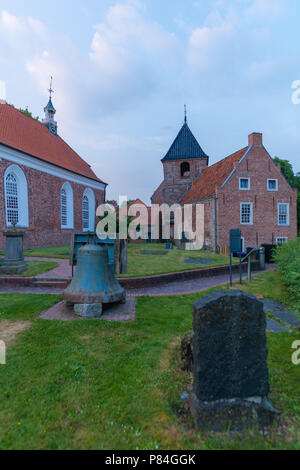 Die Stadt, Kirche und Friedhof, Stadtzentrum, Greetsiel, Krummhörn, Ostfriesland, Niedersachsen, Deutschland Stockfoto