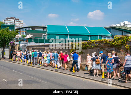 Leute mit Tickets Schlange am Eingang der All England Lawn Tennis Meisterschaft AELTC im Sommer Sonnenschein, Wimbledon 2018, London, England, Großbritannien Stockfoto