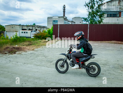 Die motorradfahrer - extreme reitet auf dem Dirt Bike. Stockfoto